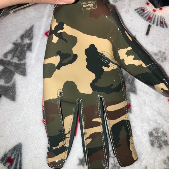 Under Armour Large Football Gloves - Picture 3 of 5